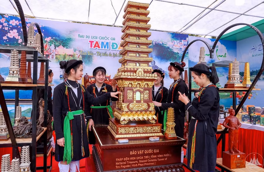 Tháp gốm men chùa Trò.