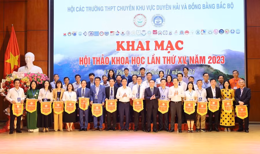 Ban tổ chức tặng cờ lưu niệm cho 36 đơn vị tham dự hội thảo