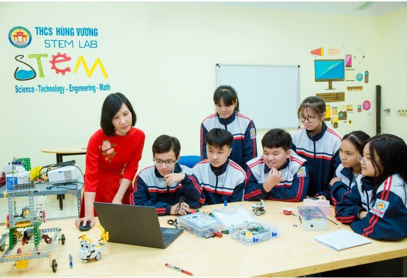 Cô giáo Nguyễn Thị Thu Hà luôn tận tình chỉ dạy học sinh