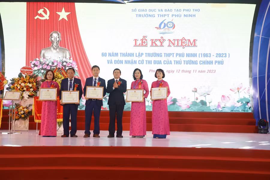 Ông Nguyễn Văn Mạnh, Giám đốc Sở GD&amp;ĐT Phú Thọ trao Bằng khen của Bộ GD&amp;ĐT cho 5 cá nhân có thành tích xuất sắc trong xây dựng và phát triển Trường THPT Phù Ninh.