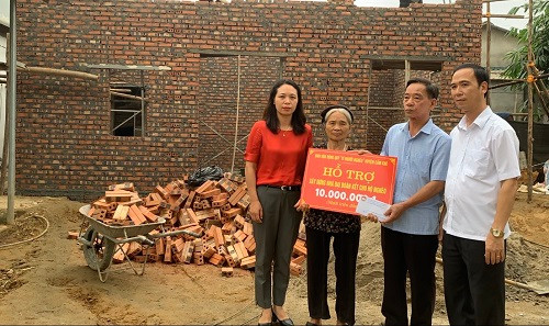 Ngành chức năng huyện Cẩm Khê (Phú Thọ) quan tâm hỗ trợ làm nhà Đại đoàn kết cho hộ nghèo. Ảnh: Hoàng Phương