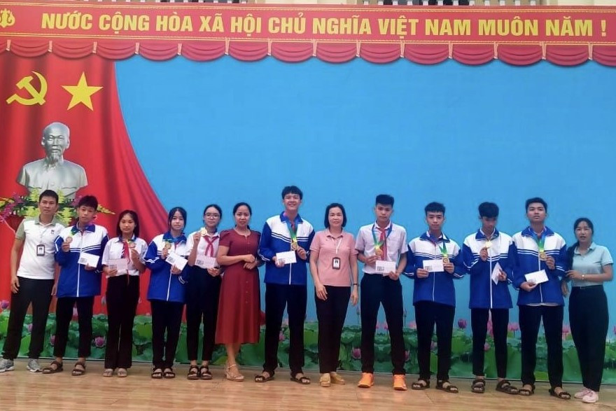 Ban giám hiệu Trường THCS Gia Khánh trao thưởng cho học sinh đạt giải tại Kì thi Học sinh giỏi các môn văn hóa lớp 9 cấp huyện Bình Xuyên, năm học 2023 - 2024.