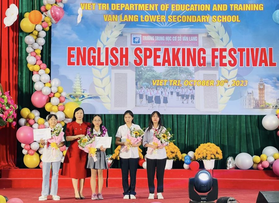 Nhà giáo Đỗ Thị Hồng Hạnh - Hiệu trưởng trường THCS Văn Lang trao thưởng cho các em học sinh tại chương trình ngoại khóa Ngày hội nói tiếng Anh - English speaking festival.