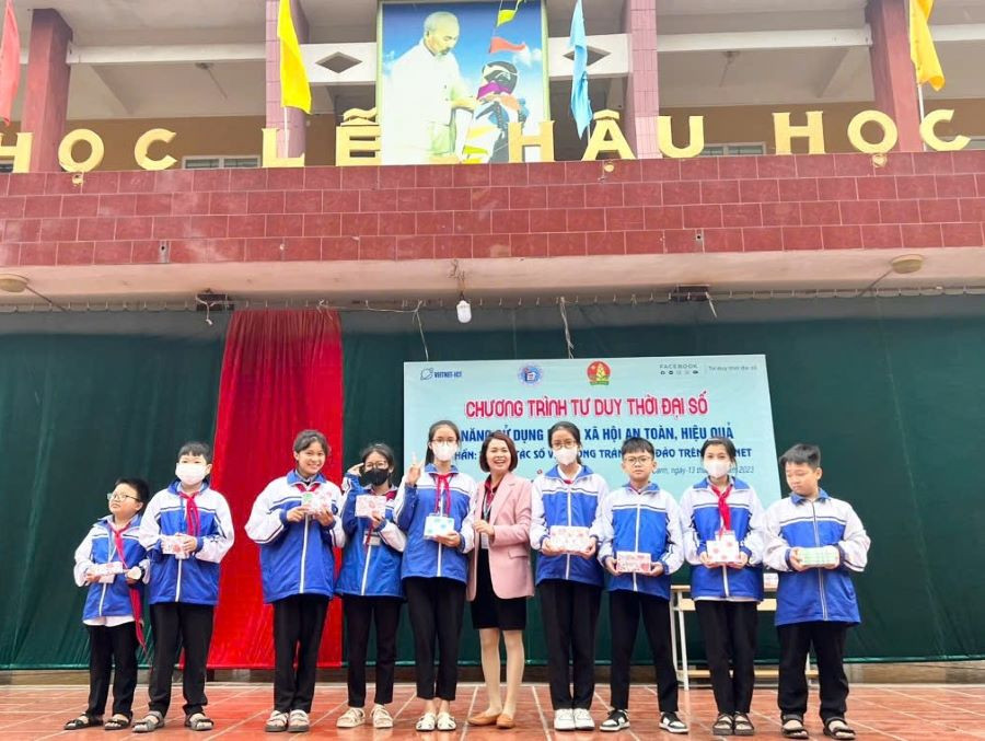 Trao thưởng cho học sinh tại buổi Truyền thông về “Kỹ năng sử dụng mạng xã hội an toàn, hiệu quả”.