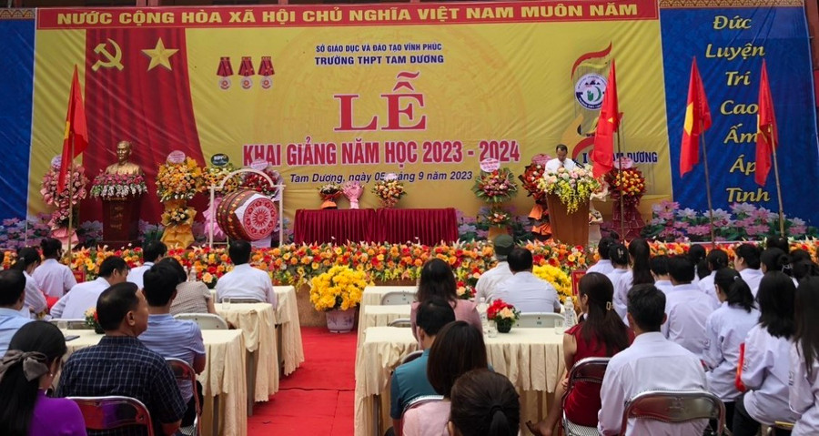 Nhà giáo Phan Hồng Hiệp – Bí thư Chi bộ, Hiệu trưởng Nhà trường phát biểu khai giảng năm học mới.