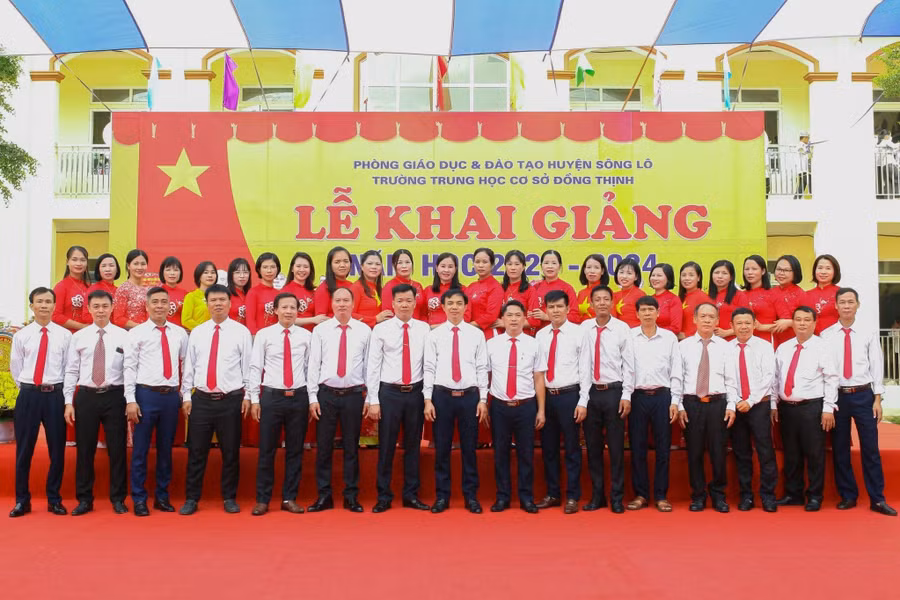 Tập thể cán bộ, giáo viên trường THCS Đồng Thịnh.