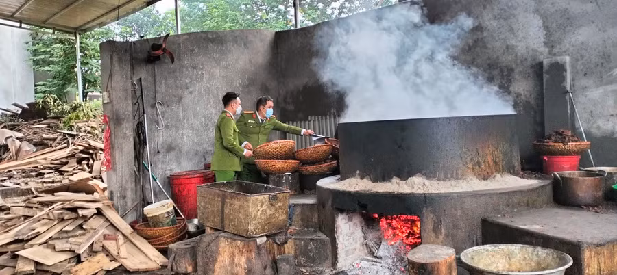 Công an thành phố Vĩnh Yên kiểm tra nơi chế biến mỡ. Ảnh: Ánh Hương