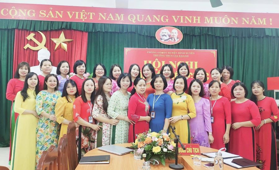 Cán bộ, giáo viên, nhân viên trường THCS Gia Khánh.