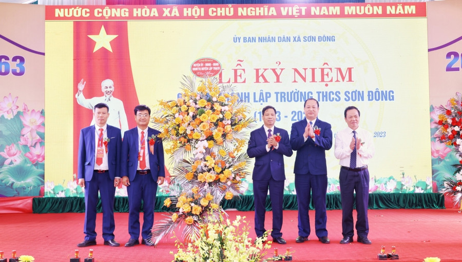 Lãnh đạo huyện Lập Thạch tặng hoa chúc mừng nhà trường. Lãnh đạo huyện Lập Thạch tặng hoa chúc mừng nhà trường.