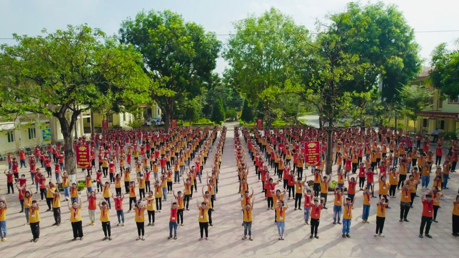 Học sinh Trường THCS Đồng Thịnh tập thể dục giữa giờ. Học sinh Trường THCS Đồng Thịnh tập thể dục giữa giờ.