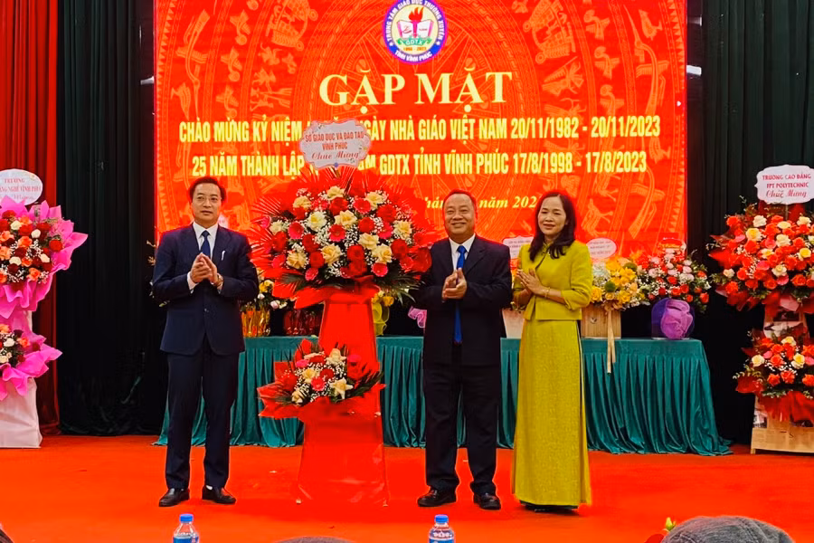 Giám đốc Sở GD&ĐT Vĩnh Phúc tặng hoa chúc mừng Trung tâm.