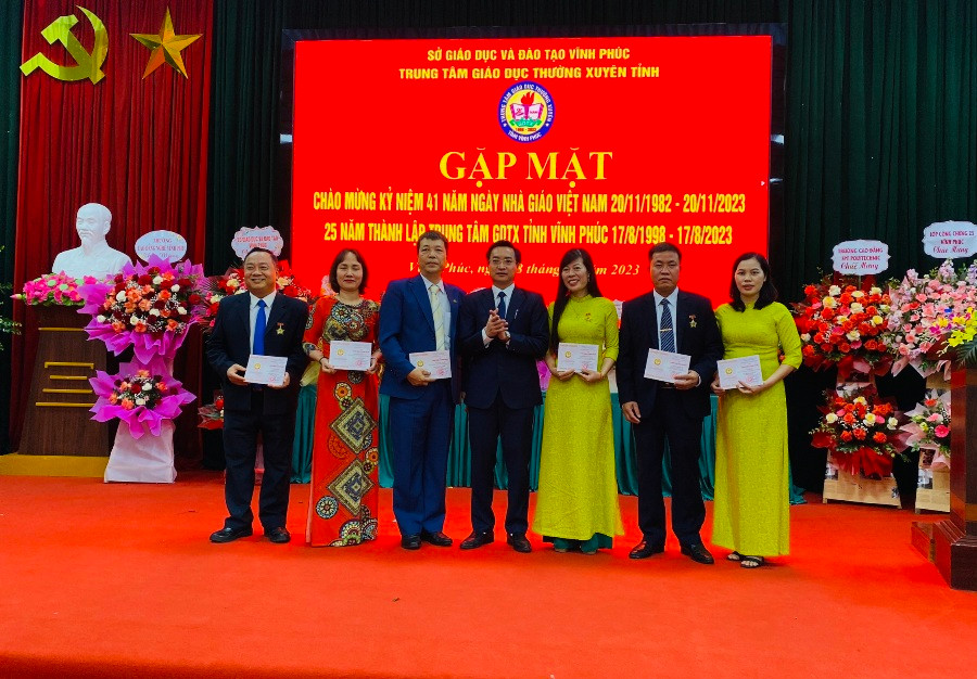 Giám đốc Sở GD&ĐT Vĩnh Phúc trao Kỷ niệm chương “Vì sư nghiệp giáo dục Việt Nam” cho lãnh đạo, giáo viên Trung tâm GDTX nhân kỷ niệm 25 thành lập. Giám đốc Sở GD&ĐT Vĩnh Phúc trao Kỷ niệm chương “Vì sư nghiệp giáo dục Việt Nam” cho lãnh đạo, giáo viên Trung tâm GDTX nhân kỷ niệm 25 thành lập.
