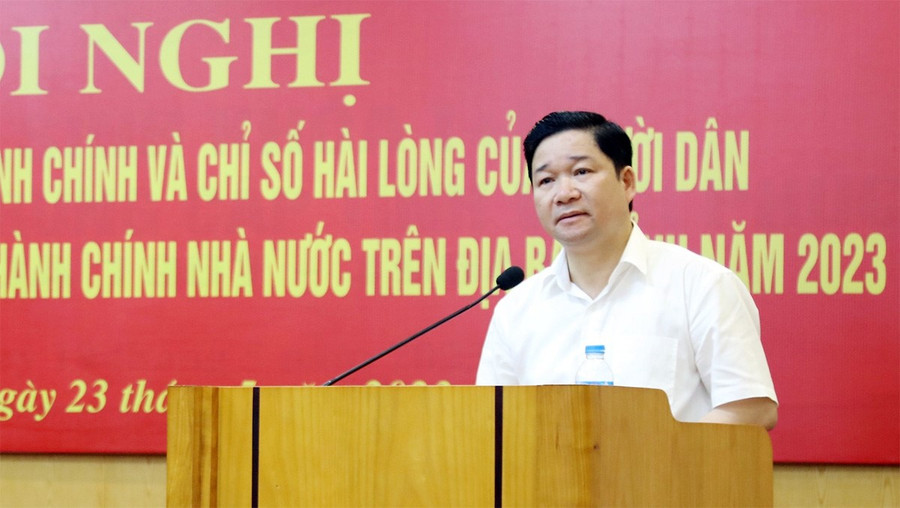 Phó Giám đốc Sở Nội vụ Trần Văn Hoà phát biểu tại Hội nghị triển khai giải pháp nâng cao Chỉ số cải cách hành chính, chỉ số Hài lòng của người dân đối với sự phục vụ của cơ quan hành chính nhà nước trên địa bàn tỉnh năm 2023.