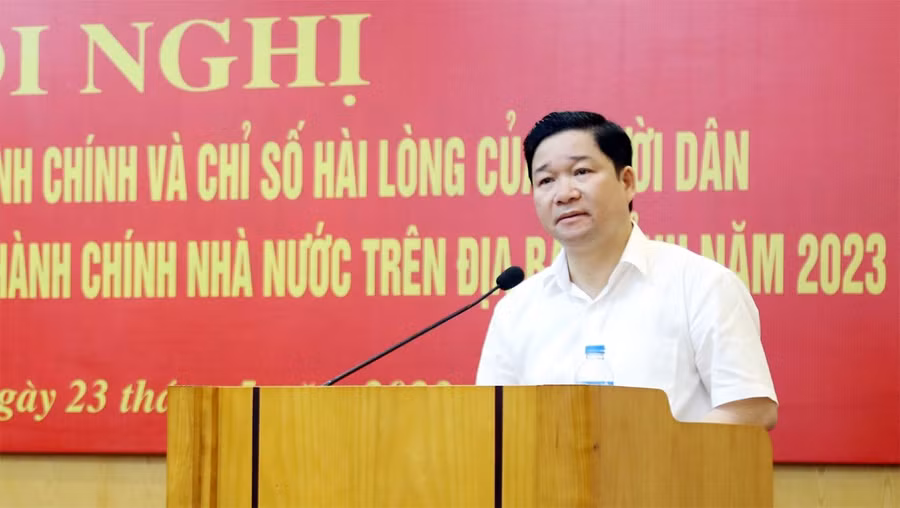 Phó Giám đốc Sở Nội vụ Trần Văn Hoà phát biểu tại Hội nghị triển khai giải pháp nâng cao Chỉ số cải cách hành chính, chỉ số Hài lòng của người dân đối với sự phục vụ của cơ quan hành chính nhà nước trên địa bàn tỉnh năm 2023.