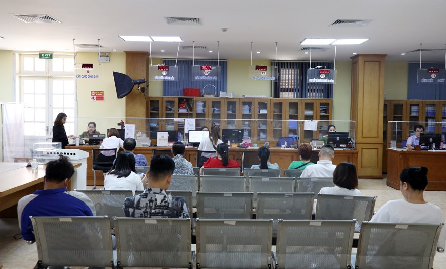 Người dân, doanh nghiệp tới Trung tâm PVHC công tỉnh Vĩnh Phúc giải quyết TTHC.