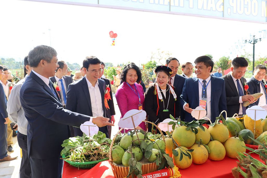 Lãnh đạo xã Bồ Lý giới thiệu về các sản phẩm OCOP của địa phương.