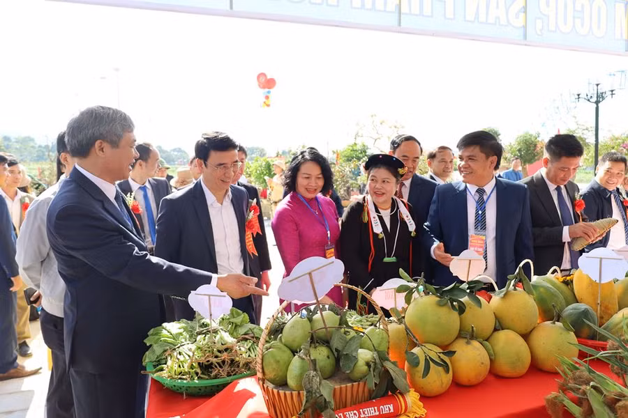 Lãnh đạo xã Bồ Lý giới thiệu về các sản phẩm OCOP của địa phương.