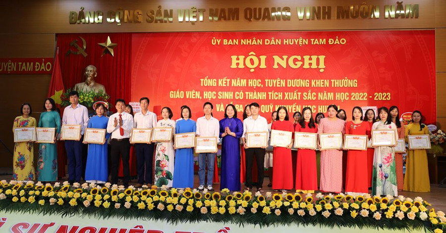 Lãnh đạo huyện Tam Đảo và Phòng GD khen thưởng giáo viên có thành tích trong năm học 2022-2023.