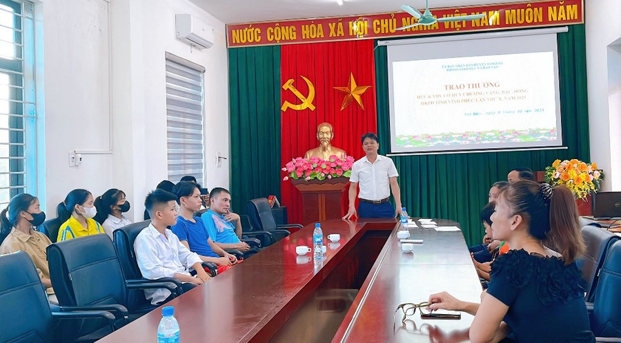 Lãnh đạo Phòng GD&amp;ĐT Tam Đảo khen thưởng giáo viên, học sinh có thành tích tại Hội khỏe Phù Đổng tỉnh Vĩnh Phúc năm 2023.