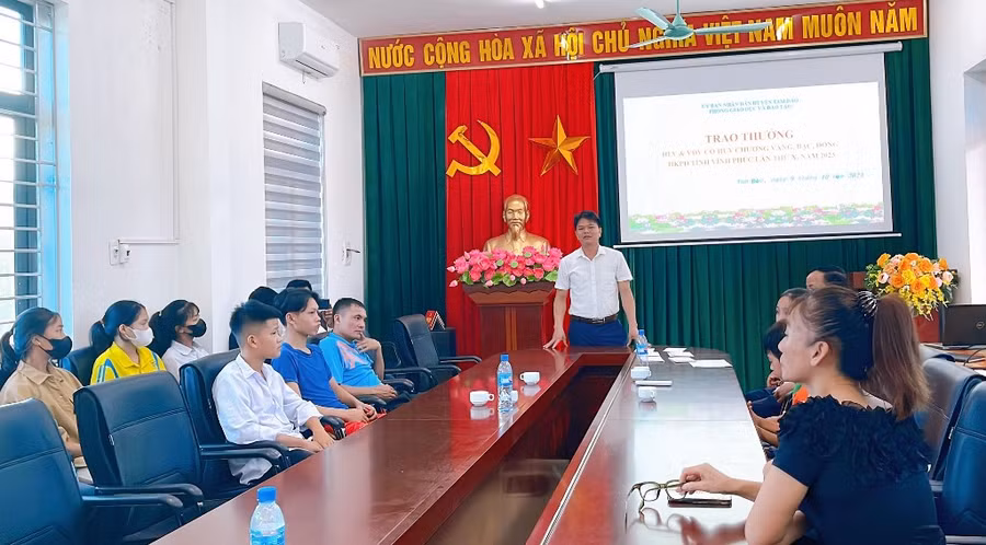 Lãnh đạo Phòng GD&amp;ĐT Tam Đảo khen thưởng giáo viên, học sinh có thành tích tại Hội khỏe Phù Đổng tỉnh Vĩnh Phúc năm 2023.