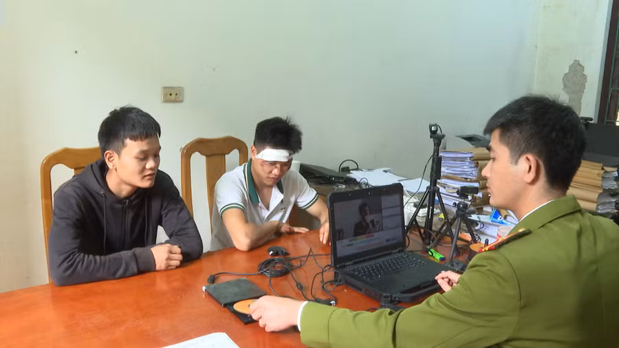 Nam và Khánh tại cơ quan Công an. Ảnh: Công an huyện Bình Xuyên