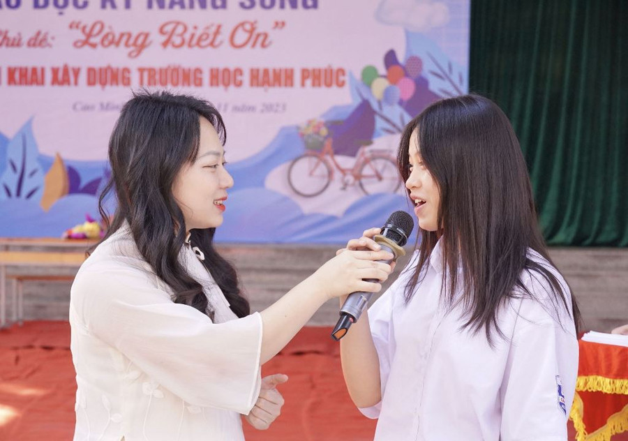 Học sinh mạnh dạn tham gia trả lời tại buổi ngoại khóa. Học sinh mạnh dạn tham gia trả lời tại buổi ngoại khóa.