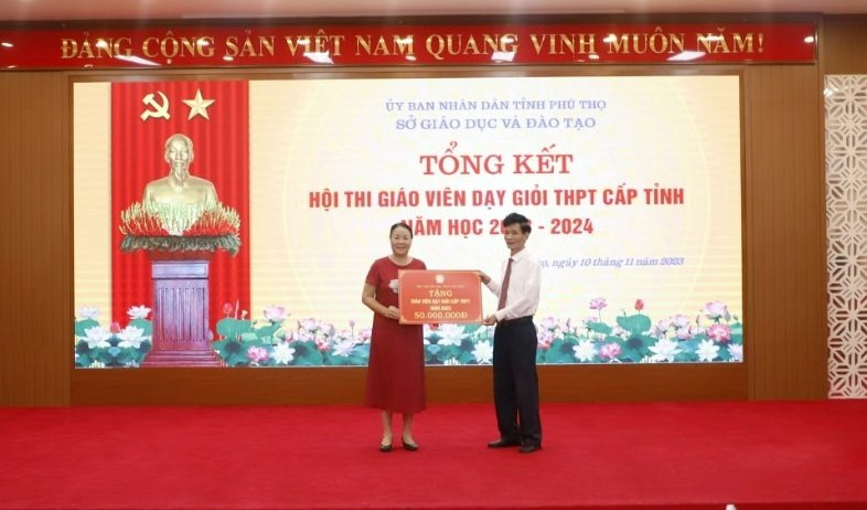 Hội khuyến học tỉnh Phú Thọ trao biểu trưng 50.000.000 tiền thưởng cho các thầy, cô giáo dạy danh hiệu giáo viên dạy giỏi THPT cấp tỉnh năm học 2023-2024. Hội khuyến học tỉnh Phú Thọ trao biểu trưng 50.000.000 tiền thưởng cho các thầy, cô giáo dạy danh hiệu giáo viên dạy giỏi THPT cấp tỉnh năm học 2023-2024.