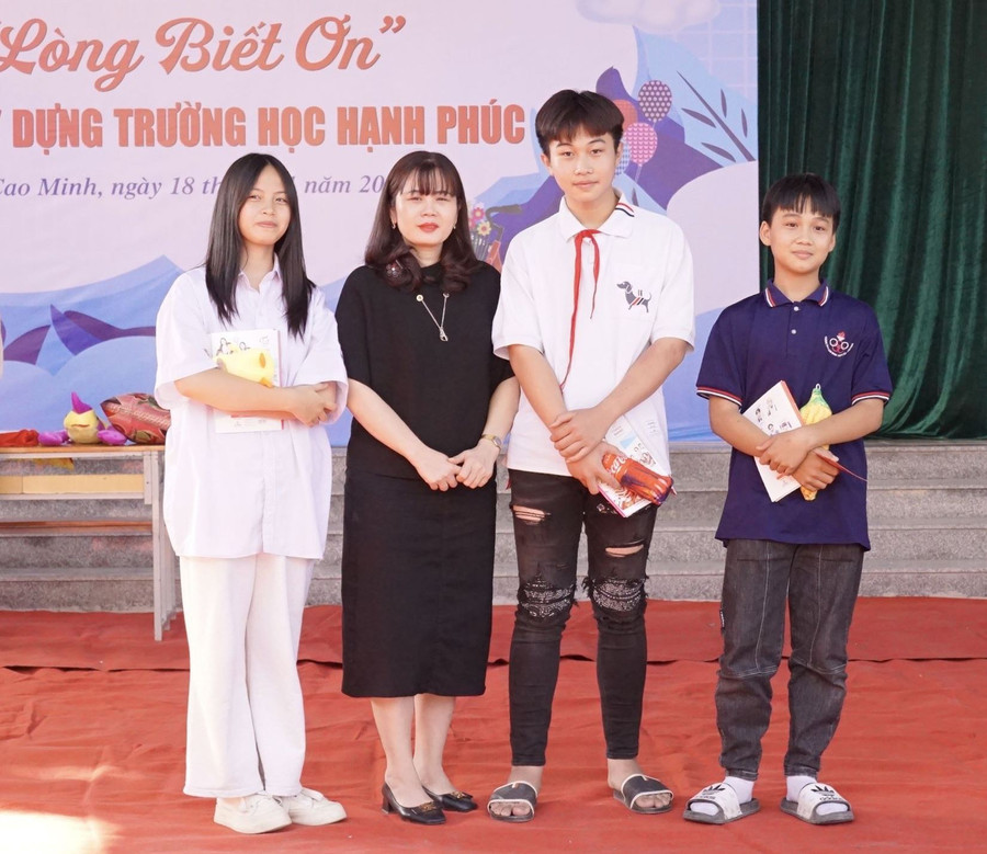 Hiệu trưởng Nguyễn Thị Thu Hà trao quà cho học sinh tại buổi ngoại khóa. Hiệu trưởng Nguyễn Thị Thu Hà trao quà cho học sinh tại buổi ngoại khóa.