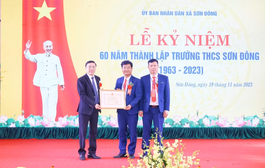 Ông Phạm Khương Duy Phó Giám đốc Sở GDĐT Vĩnh Phúc trao Bằng khen của Bộ GD&ĐT cho Trường THCS Sơn Đông.