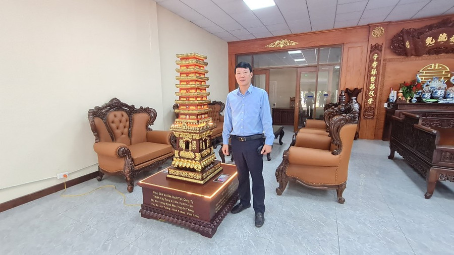 Nghệ nhân Kiều Đức Thưởng và phiên bản tỷ lệ 1:1 của Tháp gốm me chùa Trò. Nghệ nhân Kiều Đức Thưởng và phiên bản tỷ lệ 1:1 của Tháp gốm me chùa Trò.
