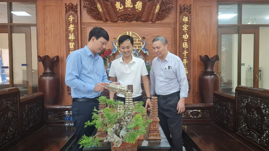 Nghệ nhân Kiều Đức Thưởng giới thiệu phiên bản nhỏ của Tháp gốm men chùa Trò làm quà tặng cho du khách. Nghệ nhân Kiều Đức Thưởng giới thiệu phiên bản nhỏ của Tháp gốm men chùa Trò làm quà tặng cho du khách.
