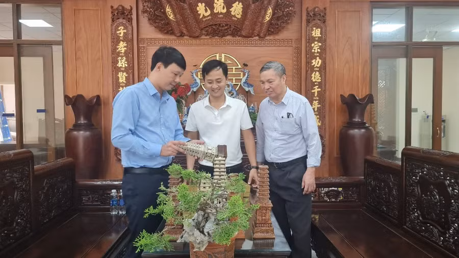 Nghệ nhân Kiều Đức Thưởng giới thiệu phiên bản nhỏ của Tháp gốm men chùa Trò làm quà tặng cho du khách.