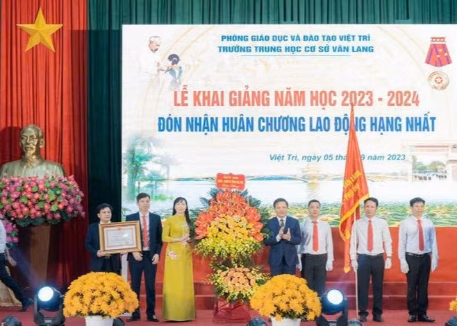 Điểm sáng về dạy học và sử dụng tiếng Anh ở Trường THCS Văn Lang