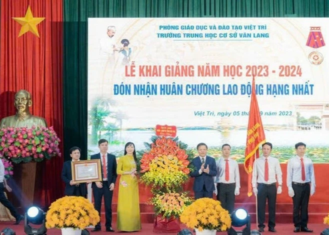 Điểm sáng về dạy học và sử dụng tiếng Anh ở Trường THCS Văn Lang