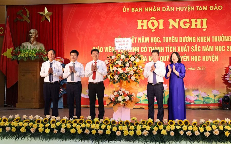 Lãnh đạo huyện Tam Đảo tặng hoa chúc mừng Phòng GD&amp;ĐT tại Hội nghị tổng kết năm học 2022-2023.