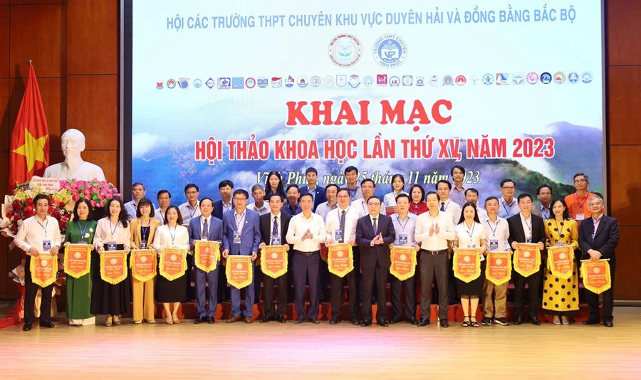 Ban tổ chức tặng cờ lưu niệm cho 36 đơn vị tham dự hội thảo