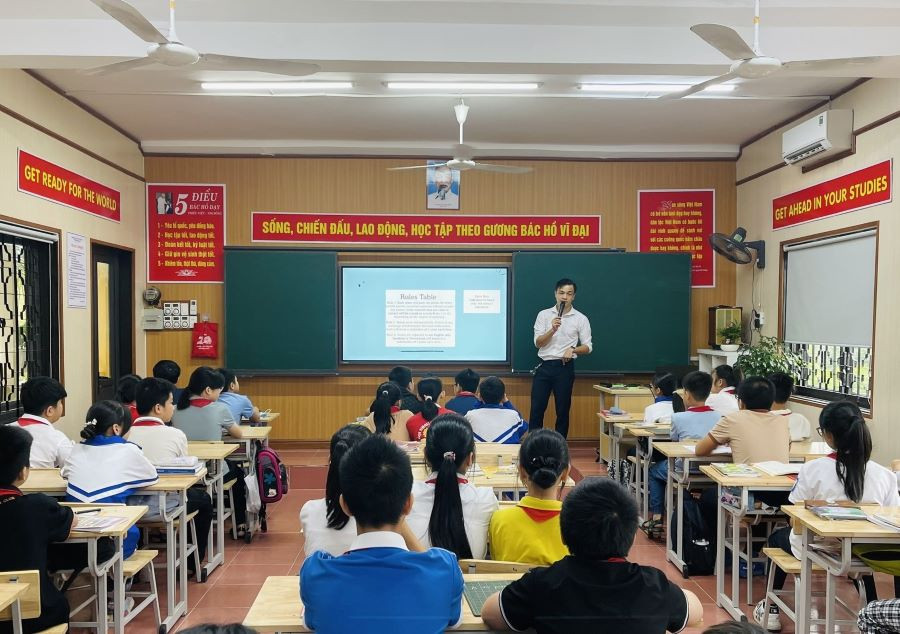 Trường THCS Văn Lang tổ chức sinh hoạt chuyên môn theo hướng nghiên cứu bài học - Dạy Toán bằng tiếng Anh.