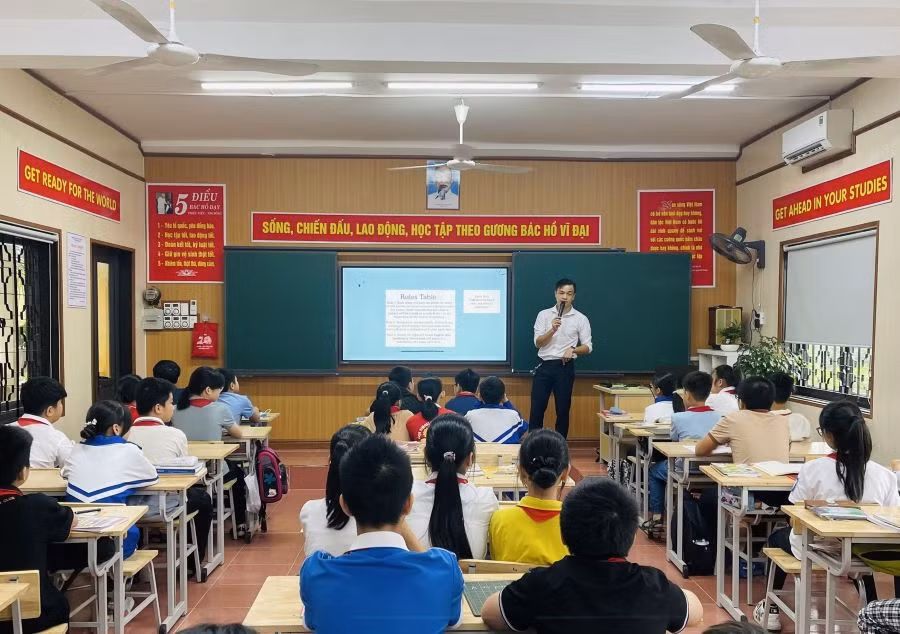 Trường THCS Văn Lang tổ chức sinh hoạt chuyên môn theo hướng nghiên cứu bài học - Dạy Toán bằng tiếng Anh.