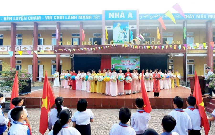 Hội thi “Vẽ tranh, trang trí trên nón lá” chào mừng 93 năm ngày thành lập Hội liên hiệp Phụ nữ Việt Nam 20/10.