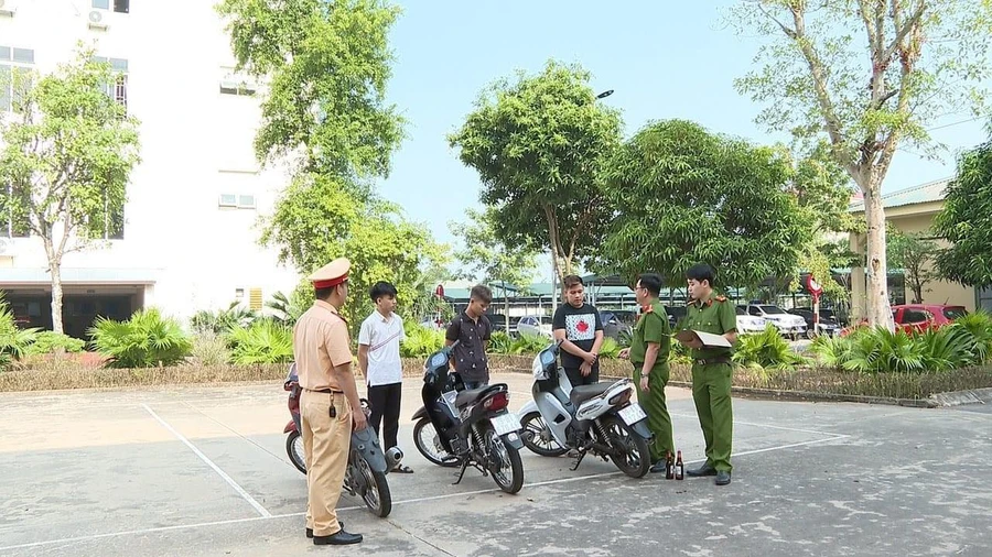 Công an TP Việt Trì xử lý nhóm thanh thiếu niên “thông chốt” CSGT. (Ảnh: Công an TP Việt Trì)