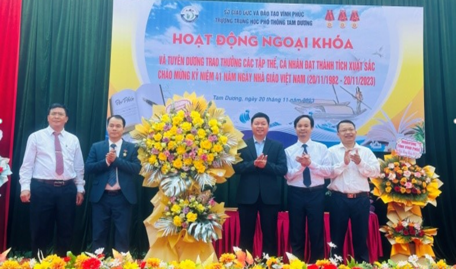 Đồng chí Trần Quang Ngọc – Phó Bí thư Huyện ủy, Chủ tịch UBND huyện Tam Dương chúc mừng Trường THPT Tam Dương nhân dịp 20/11.