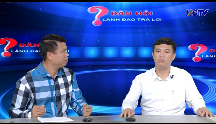 Nhà báo Tuấn Quỳnh (bìa trái) thực hiện chuyên mục Dân hỏi - Lãnh đạo trả lời của Đài PT- TH Hà Giang.