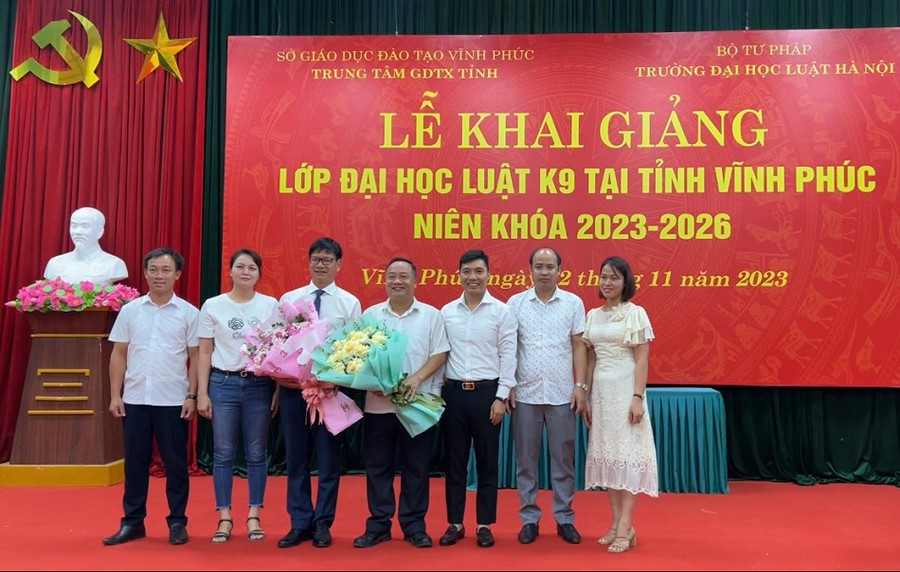 Tập thể lớp đại học Luật K9 tặng hoa lãnh đạo Trung tâm GDTX Vĩnh Phúc và Trường ĐH Luật Hà Nội.