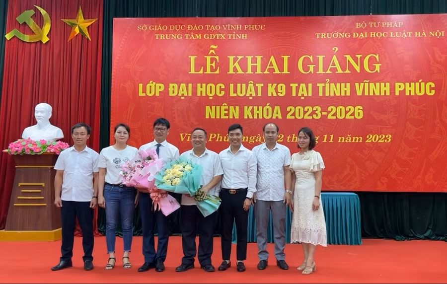 Tập thể lớp đại học Luật K9 tặng hoa lãnh đạo Trung tâm GDTX Vĩnh Phúc và Trường ĐH Luật Hà Nội.