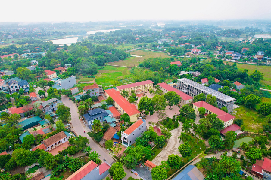 Tổng thể trường THCS Đồng Thịnh nhìn từ trên cao. Tổng thể trường THCS Đồng Thịnh nhìn từ trên cao.