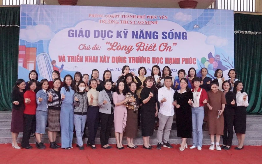 Phụ huynh cùng các thầy cô giáo Trường THCS Cao MInh tham gia hoạt động ngoại khóa.