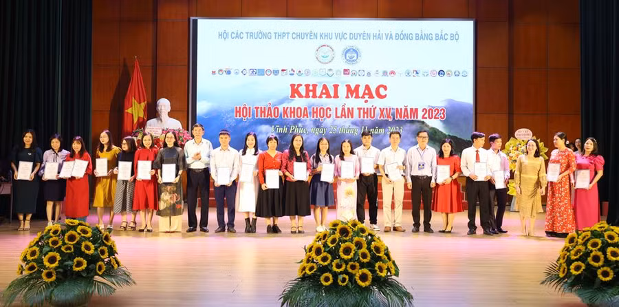 Ban tổ chức trao giải Nhất cho các đơn vị có Đề đề xuất thi học sinh giỏi.