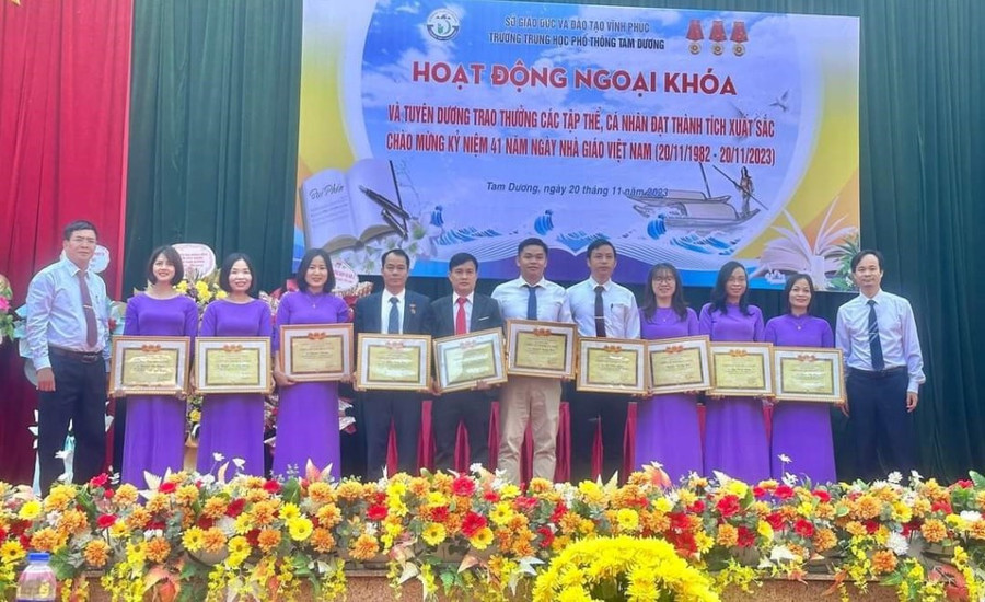 Tuyên dương trao thưởng CBQL lý, GV đạt thành tích xuất sắc.