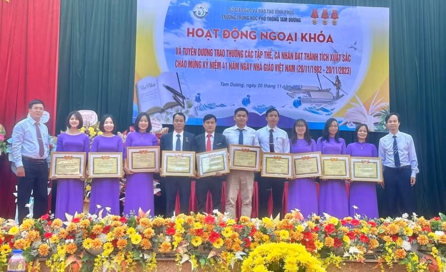 Tuyên dương trao thưởng CBQL lý, GV đạt thành tích xuất sắc.