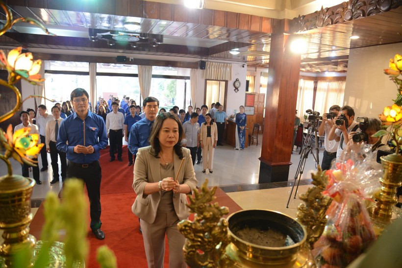 Quyền Chủ tịch nước Võ Thị Ánh Xuân dâng hương, dâng hoa tại Bảo tàng Hồ Chí Minh chi nhánh Bình Thuận trước lễ khởi động. Quyền Chủ tịch nước Võ Thị Ánh Xuân dâng hương, dâng hoa tại Bảo tàng Hồ Chí Minh chi nhánh Bình Thuận trước lễ khởi động.